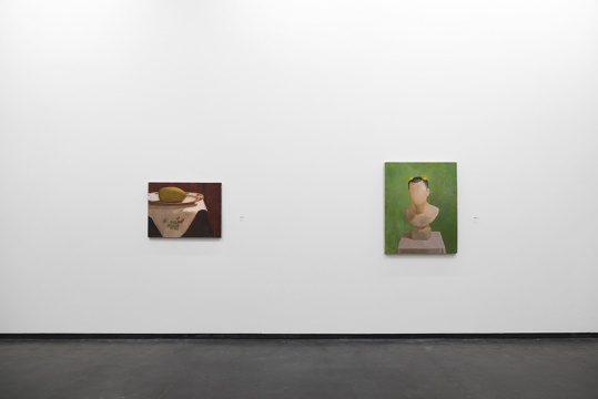 左:《芒果 No.4》60 x 80 cm 布面油画 2016右:《自画像 No.4》100 x 80 cm 布面油画 2009 左:《芒果 No.4》60 x 80 cm 布面油画 2016右:《自画像 No.4》100 x 80 cm 布面油画 2009