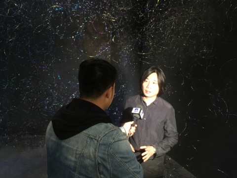 艺术家郑路（右）现场接受媒体采访
