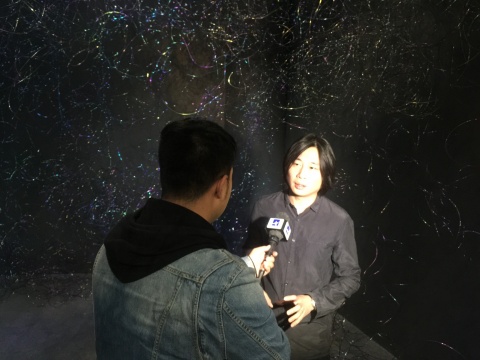 艺术家郑路(右)现场接受媒体采访
艺术家郑路(右)现场接受媒体采访