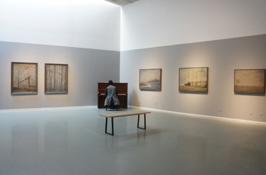 展览现场伴有钢琴弹奏
展览现场伴有钢琴弹奏