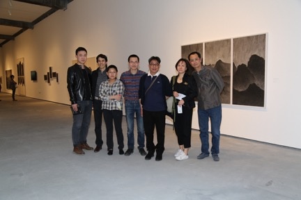 展览现场， 艺术家汤南南（右三）、策展人邱志杰（右一）
