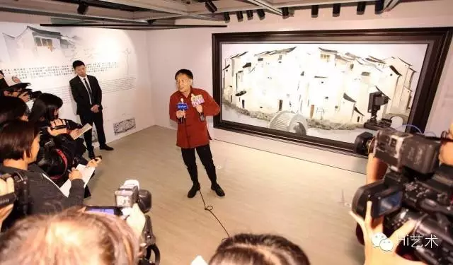 香港保利艺术空间《感动世界的中国艺术》展览现场 :画廊创办人方毓仁向媒体讲解《周庄》
香港保利艺术空间《感动世界的中国艺术》展览现场 :画廊创办人方毓仁向媒体讲解《周庄》