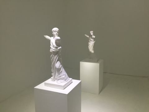 《两个雕塑》 35×28×80cm×2 石膏 2016
《两个雕塑》 35×28×80cm×2 石膏 2016