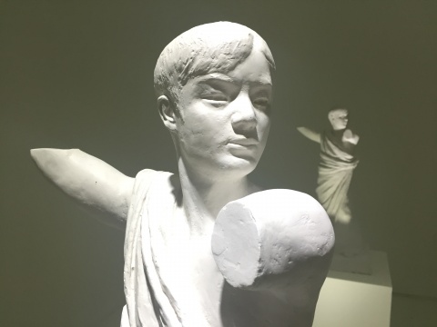 作品细节:天花板上的光照射的雕塑犹如神像
作品细节:天花板上的光照射的雕塑犹如神像