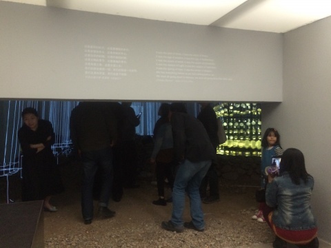 展览现场特意将门廊放低,为观展增加了仪式感。
展览现场特意将门廊放低,为观展增加了仪式感。