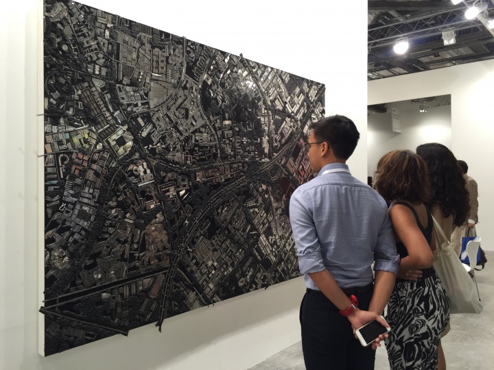 如同 2014 年白立方于香港巴塞尔带去达明·赫斯特为国内客户定制的《北京》如出一则,此次聪明的达明· 赫斯特 2014 年创作的《新加坡》,不知此次又会花落谁家?
如同 2014 年白立方于香港巴塞尔带去达明·赫斯特为国内客户定制的《北京》如出一则,此次聪明的达明· 赫斯特 2014 年创作的《新加坡》,不知此次又会花落谁家?