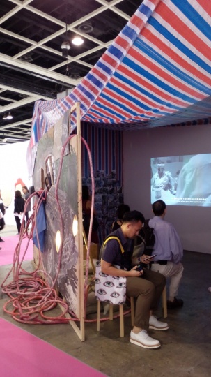 香港巴塞尔,星空间展位上搭起了富有魔力的编织袋大棚
香港巴塞尔,星空间展位上搭起了富有魔力的编织袋大棚