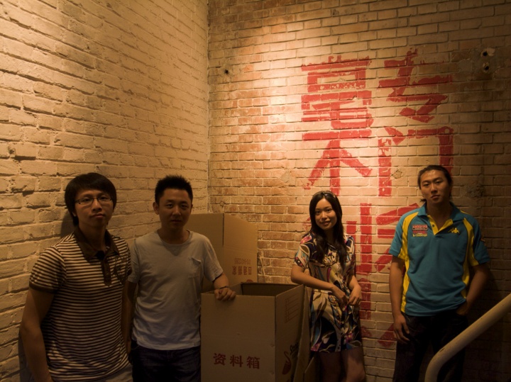 相对来说,这么正经的合影还是偏少了
相对来说,这么正经的合影还是偏少了