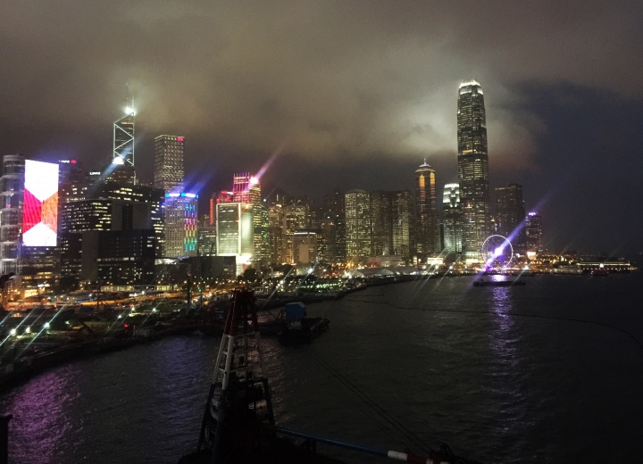 《Time Waterfall》对岸的香港夜景
《Time Waterfall》对岸的香港夜景