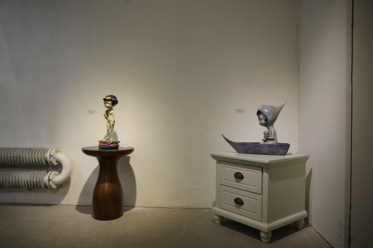左侧为萧萧作品《似物-蛙女》13x10x40cm 铜着色 2013年 

右侧为萧萧作品《似物-船上》16×25×42cm 铜着色 2016年
