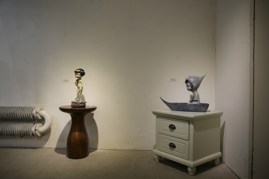左侧为萧萧作品《似物-蛙女》13x10x40cm 铜着色 2013年
右侧为萧萧作品《似物-船上》16×25×42cm 铜着色 2016年
左侧为萧萧作品《似物-蛙女》13x10x40cm 铜着色 2013年
右侧为萧萧作品《似物-船上》16×25×42cm 铜着色 2016年
