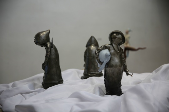 张建龙 《风武士2》 17.5×17.5×31cm 铜化学着色 2015年(左二)
《风武士4》 35×18×36.5cm 铜化学着色 2015年(左一)
《风武士7》 21×14.5×36cm 铜化学着色 2015年(右一)
张建龙 《风武士2》 17.5×17.5×31cm 铜化学着色 2015年(左二)
《风武士4》 35×18×36.5cm 铜化学着色 2015年(左一)
《风武士7》 21×14.5×36cm 铜化学着色 2015年(右一)