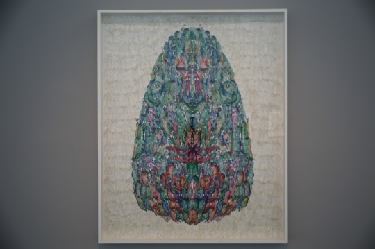 邬建安 《蛇》 手工着色和浸蜡镂空剪纸,棉线,纸 218×175cm 2014年
邬建安 《蛇》 手工着色和浸蜡镂空剪纸,棉线,纸 218×175cm 2014年
