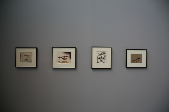 Antoni Tapies 《Cara difuminada》纸上油彩及铅笔 23.3×27.6cm 2005年
《Dibuix vernis Ⅱ》纸上油彩及铅笔 25.5×32cm 2004年
《10 papers Ⅸ》纸上油彩,铅笔及拼贴 27.9×22.7cm 2008年
《Taca ocre i grafismes》纸上油彩及墨水 20×27.5cm 2004年
Antoni Tapies 《Cara difuminada》纸上油彩及铅笔 23.3×27.6cm 2005年
《Dibuix vernis Ⅱ》纸上油彩及铅笔 25.5×32cm 2004年
《10 papers Ⅸ》纸上油彩,铅笔及拼贴 27.9×22.7cm 2008年
《Taca ocre i grafismes》纸上油彩及墨水 20×27.5cm 2004年