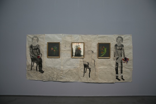 KiKI Smith 《Her Bouquet》 尼泊尔纸 186.7×217.2cm 2007-2008年
KiKI Smith 《Her Bouquet》 尼泊尔纸 186.7×217.2cm 2007-2008年