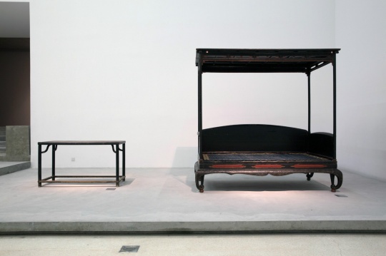(左)黑大漆霸王枨画桌 16~17世纪 榆木 147x70x81cm (右)黑漆架子床 17~18世纪(清中早期) 榆木 237x133.5x234.5cm
(左)黑大漆霸王枨画桌 16~17世纪 榆木 147x70x81cm (右)黑漆架子床 17~18世纪(清中早期) 榆木 237x133.5x234.5cm