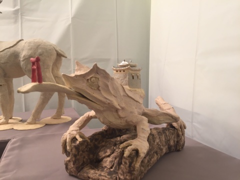 林博裕雕塑土烧陶作品《角蛙御守》,该系列作品价格在33,000-78,000新台币之间
林博裕雕塑土烧陶作品《角蛙御守》,该系列作品价格在33,000-78,000新台币之间