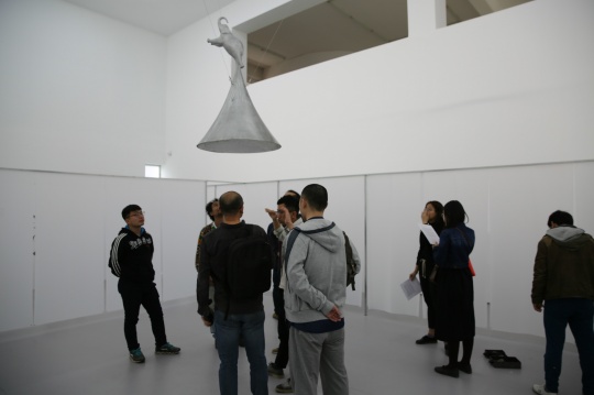 杨健 《SDSS》 雕塑 铝、SDSS光谱望远镜光纤插板、Led灯, 80×80×140cm 总体尺寸可变 2016,
杨健 《SDSS》 雕塑 铝、SDSS光谱望远镜光纤插板、Led灯, 80×80×140cm 总体尺寸可变 2016,