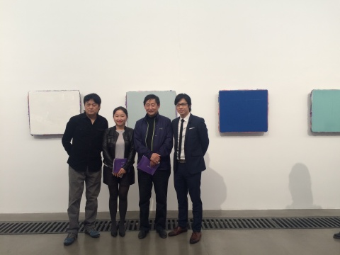 艺术家马树青(左一)、亚洲艺术中心(北京)总经理李宜霖(右一)与观展嘉宾现场合影 艺术家马树青(左一)、亚洲艺术中心(北京)总经理李宜霖(右一)与观展嘉宾现场合影