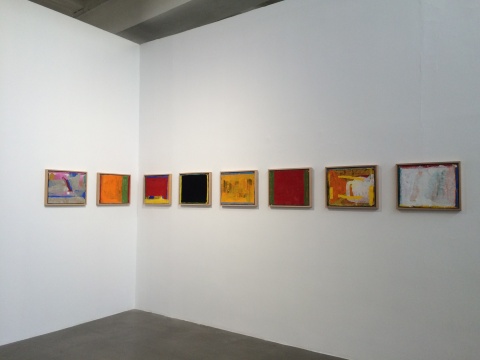 现场展出作品,多彩的矿物色粉被薄薄地铺在了手工纸上 现场展出作品,多彩的矿物色粉被薄薄地铺在了手工纸上