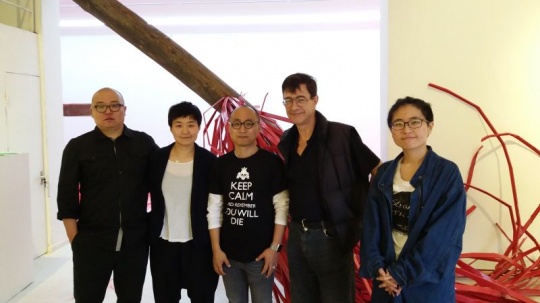 于洋(左一)、孔妍(左二)李飒(左三)、金京华(右一) 于洋(左一)、孔妍(左二)李飒(左三)、金京华(右一)
