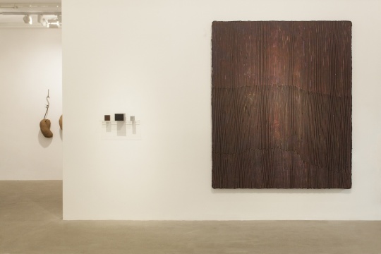 展览现场,鞠婷的绘画作品与王睿涵的“一块画”,形成似与不似之间的对比和联系。
展览现场,鞠婷的绘画作品与王睿涵的“一块画”,形成似与不似之间的对比和联系。