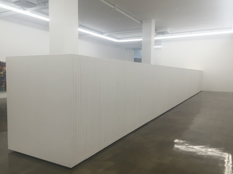 《无题》 1710×160×180cm 装置:画布、画框 2016 《无题》 1710×160×180cm 装置:画布、画框 2016