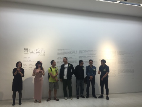 展览开幕式,策展人与艺术家合影
展览开幕式,策展人与艺术家合影