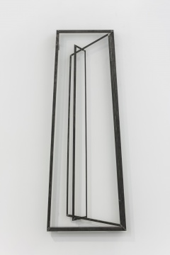 蔡磊 《30度角》280x110cm 铁、玻璃 2015
蔡磊 《30度角》280x110cm 铁、玻璃 2015