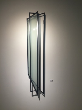 蔡磊 《30度角》283x56cm 铁、玻璃 2015
蔡磊 《30度角》283x56cm 铁、玻璃 2015