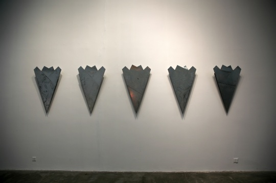 邵一 《还是不行》 装置 镀锌板 120×70×4cm(5件) 2016
邵一 《还是不行》 装置 镀锌板 120×70×4cm(5件) 2016