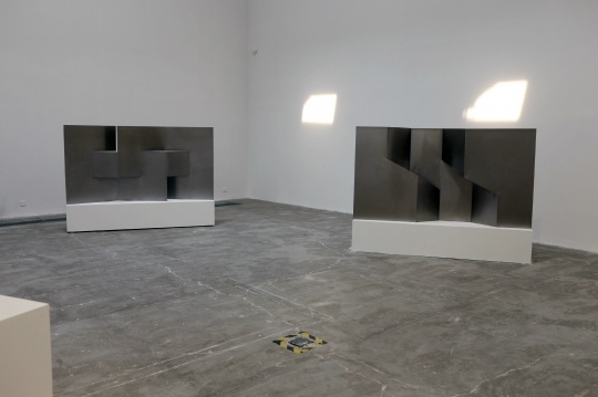 邵一 《涟漪1》 装置 钢板 120×216×27cm 2016(左)
《涟漪2》 装置 钢板 120×224×25cm(右)
邵一 《涟漪1》 装置 钢板 120×216×27cm 2016(左)
《涟漪2》 装置 钢板 120×224×25cm(右)