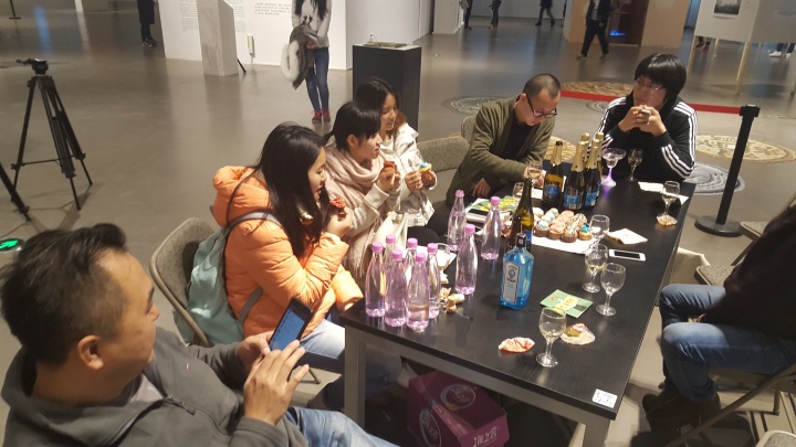 展览现场大家吃饭喝酒,但大家只能在微信群里聊天,不许出声。
展览现场大家吃饭喝酒,但大家只能在微信群里聊天,不许出声。