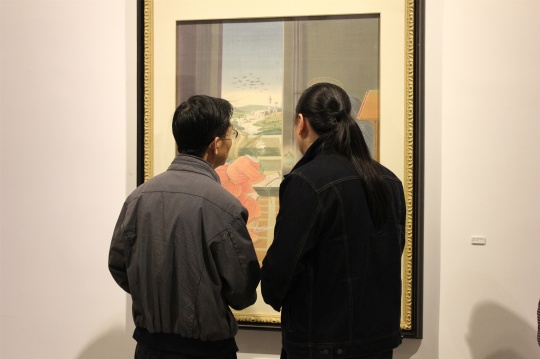 中国美术家协会副主席何家英（左）同艺术家金沙（右）观看展览