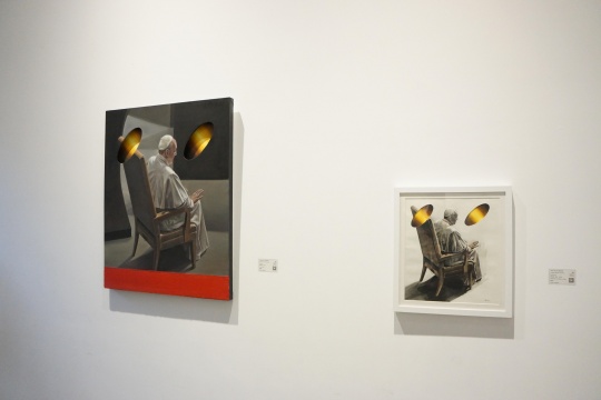 郑宏祥《二维之上的二维:教皇方济各》80x100cm 2D Pope Franciscus 2015年 (左)《二维之上的二维:教皇方济各 》2D Pope Franciscus 纸本水彩 丙烯 40.6x44.7cm 2015年(右) 郑宏祥《二维之上的二维:教皇方济各》80x100cm 2D Pope Franciscus 2015年 (左)《二维之上的二维:教皇方济各 》2D Pope Franciscus 纸本水彩 丙烯 40.6x44.7cm 2015年(右)