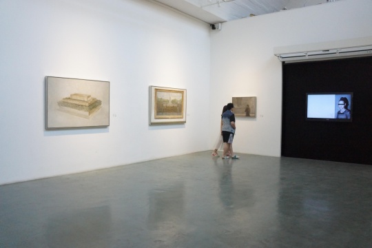 “史·观—何杰个展”展览现场,高亮灰成为了何杰新作系列的主基调。 “史·观—何杰个展”展览现场,高亮灰成为了何杰新作系列的主基调。
