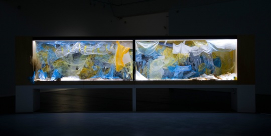 徐冰 《背后的故事》 120×600 cm 综合媒材装置-磨砂玻璃后的各种材料和装置 2015
徐冰 《背后的故事》 120×600 cm 综合媒材装置-磨砂玻璃后的各种材料和装置 2015