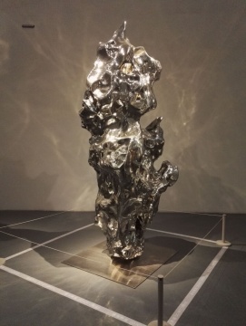 展望 《假山石NO.109 》2006 不锈钢 310×150×118cm
展望 《假山石NO.109 》2006 不锈钢 310×150×118cm