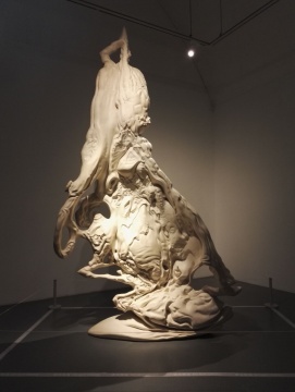 展望《形影 2》 2011 树脂、石粉
作品尺寸:420×250×100 cm, 底座尺寸:41×240.7×130.5 cm
展望《形影 2》 2011 树脂、石粉
作品尺寸:420×250×100 cm, 底座尺寸:41×240.7×130.5 cm