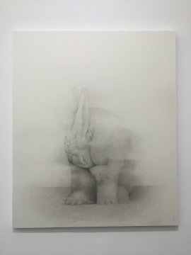 《舔手的兔子》 185×156cm 宣纸水墨 2016
《舔手的兔子》 185×156cm 宣纸水墨 2016