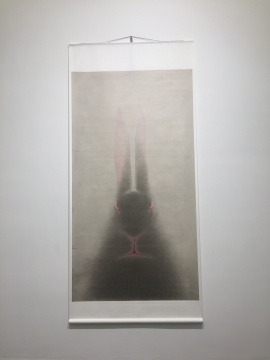 《肖像-兔2014年12月》 258×136cm 宣纸水墨 2014
《肖像-兔2014年12月》 258×136cm 宣纸水墨 2014