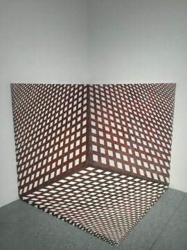 展厅角落的《错位铁笼》,究竟是“外凸”还是“内凹”?
展厅角落的《错位铁笼》,究竟是“外凸”还是“内凹”?