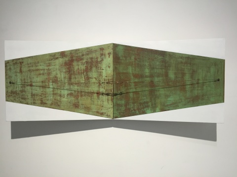 《错位-透视》60×60×100cm 布面综合材料 2015
《错位-透视》60×60×100cm 布面综合材料 2015