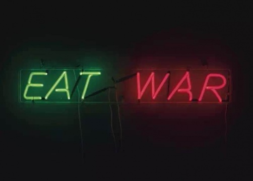 
布鲁斯·纽曼的作品《Eat War》，前泽友作以168.5万美金购得，同样刷新了该艺术家的市场纪录（©2016纽约佳士得）

