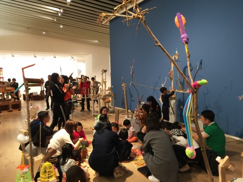 现场随处可见家长与孩子之间借用艺术作品进行互动的环节