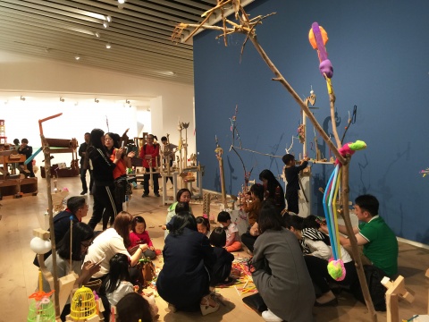 现场随处可见家长与孩子之间借用艺术作品进行互动的环节 现场随处可见家长与孩子之间借用艺术作品进行互动的环节