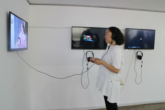 现场观众驻足在影像作品之前。 现场观众驻足在影像作品之前。