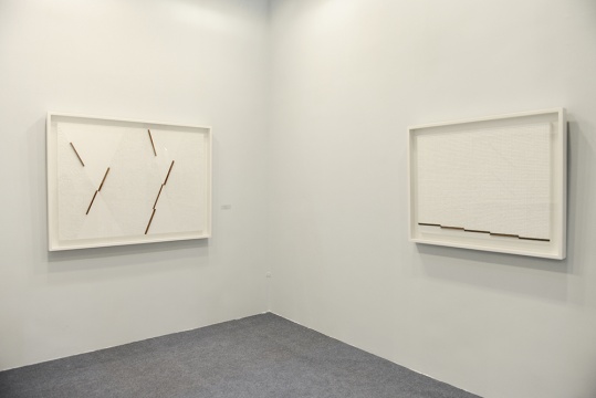 本届诚品画廊带来的艺术家庄普的最新系列作品,是全场为数不多的好作品
本届诚品画廊带来的艺术家庄普的最新系列作品,是全场为数不多的好作品