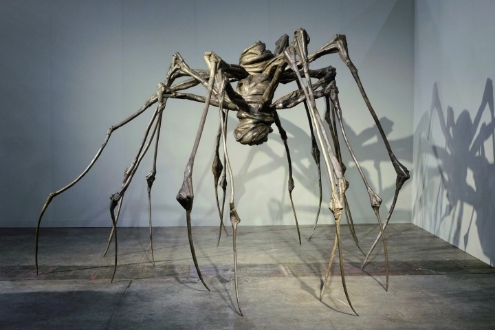 全场最贵的作品来自路易丝·布尔乔亚的 《Spider Couple》 售价为1亿港币
