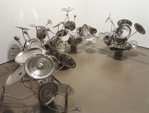 刘向华 《城市山水—水出莲》 尺寸可变 现成品 2008
刘向华 《城市山水—水出莲》 尺寸可变 现成品 2008